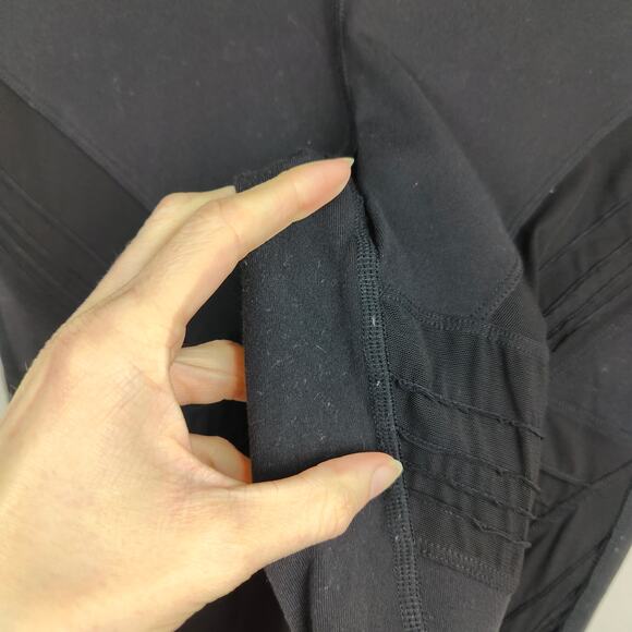 Alo Yoga Radiance Leggings Womens Small Black Eyelet Patterned Cut-Out Moto - Picture 6 of 8